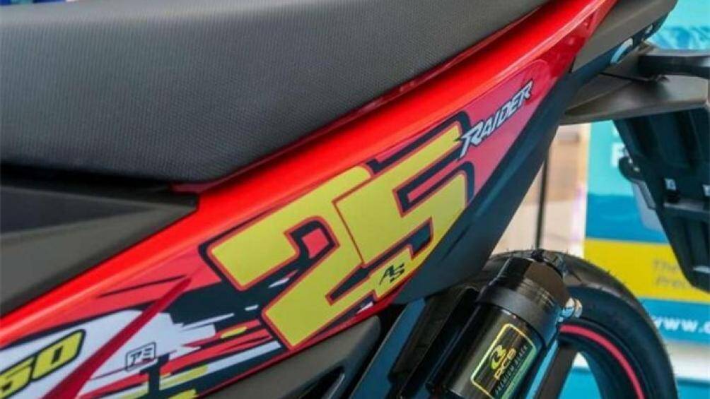 Đồ họa đặc biệt tô điểm cho phiên bản Raider F150 Fi Azlan Shah bao gồm số xe 25 của Azlan