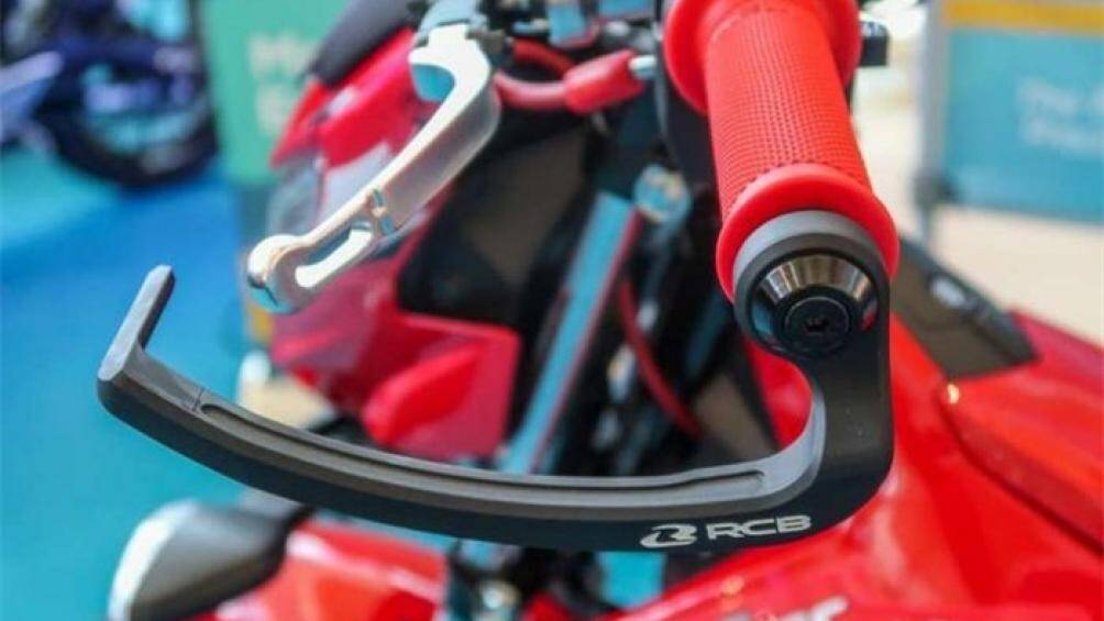 Chúng bao gồm bơm tổng hợp phanh và ly hợp thủy lực, tay nắm, thanh bảo vệ, gương và giá đỡ bên