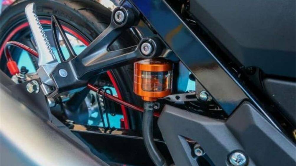 Hệ thống treo sử dụng giảm xóc đơn có điều chỉnh bộ nén khí trong khi ống phanh là vật liệu bằng thép không rỉ