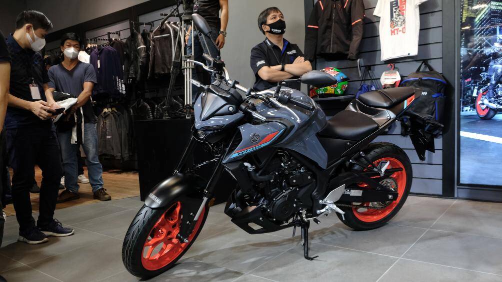 Yamaha MT-03 nổi bật với ngoại hình góc cạnh, như một chiếc MT-09 phiên bản nhỏ gọn. Đầu xe có điểm nhấn là cụm đèn bi cầu LED