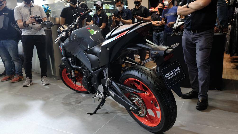Phuộc sau trên Yamaha MT-03 có thể tùy chỉnh tải trọng, giúp người lái có được tư thế ngồi thoải mái, phù hợp