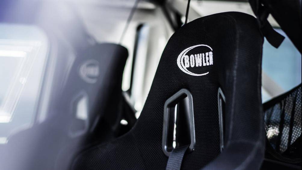 Trong khoang nội thất, xe được lắp đặt thêm một bộ khung chống lật, ghế đua thể thao nhằm đảm bảo an toàn cho người lái