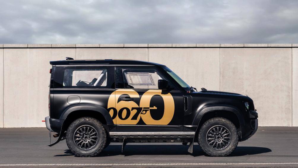 Chiếc xe Rally độc đáo này đã được hoàn thiện với màu sơn đen satin, các họa tiết trang trí như số 60 cùng logo 007 màu vàng hai bên thân xe