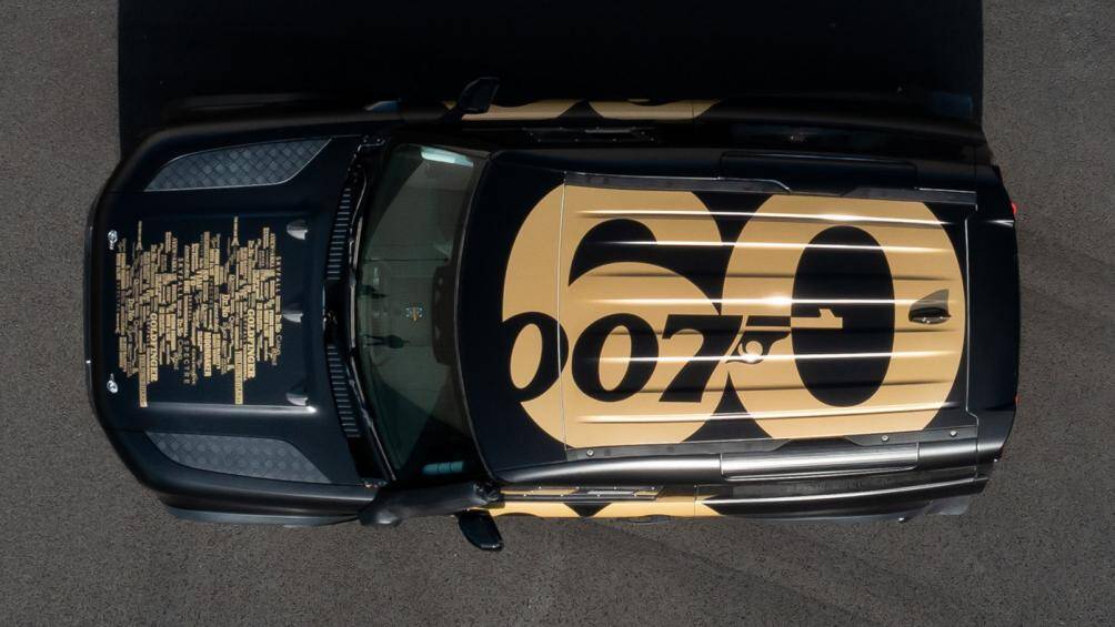 Chiếc xe đua được chế tạo dựa trên nền tảng của Defender để kỷ niệm 60 năm loạt phim James Bond