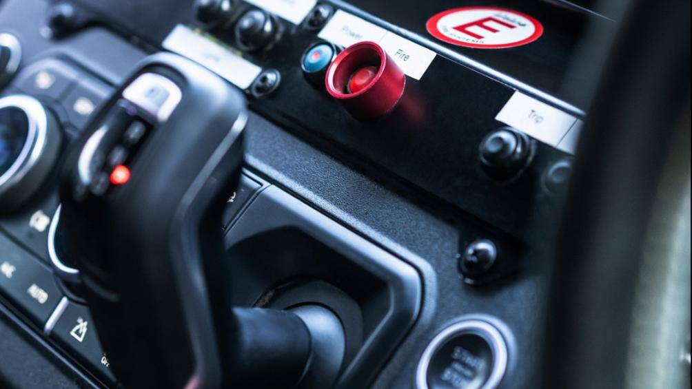 Cùng với bộ khung này là nội thất hoàn toàn bị gỡ bỏ, chỉ chừa lại bảng táp-lô tinh giản và hai ghế đua