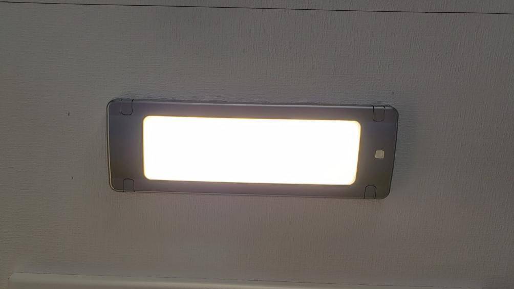 Bộ pin 105 Ah, đèn LED được kết nối nguồn điện bên ngoài được cung cấp theo tiêu chuẩn. Các tùy chọn bổ sung bao gồm lò sưởi, pin năng lượng mặt trời nhỏ