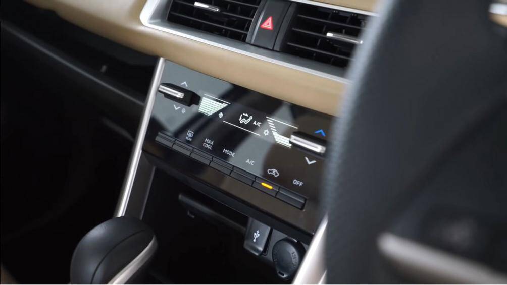 Xe còn có phanh tay điện tử và tính năng tự động giữ phanh tạm thời mới, thông tin về khối động cơ của mẫu xe này hiện chưa được công bố