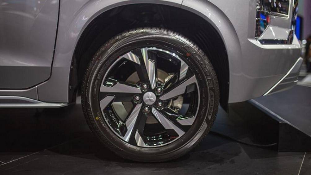 Ở phiên bản mới, mẫu MPV này không thay đổi nhiều về kích thước, trừ chiều cao gầm. Theo đó, chiều cao gầm của xe đã tăng thêm 15 mm lên 220 mm