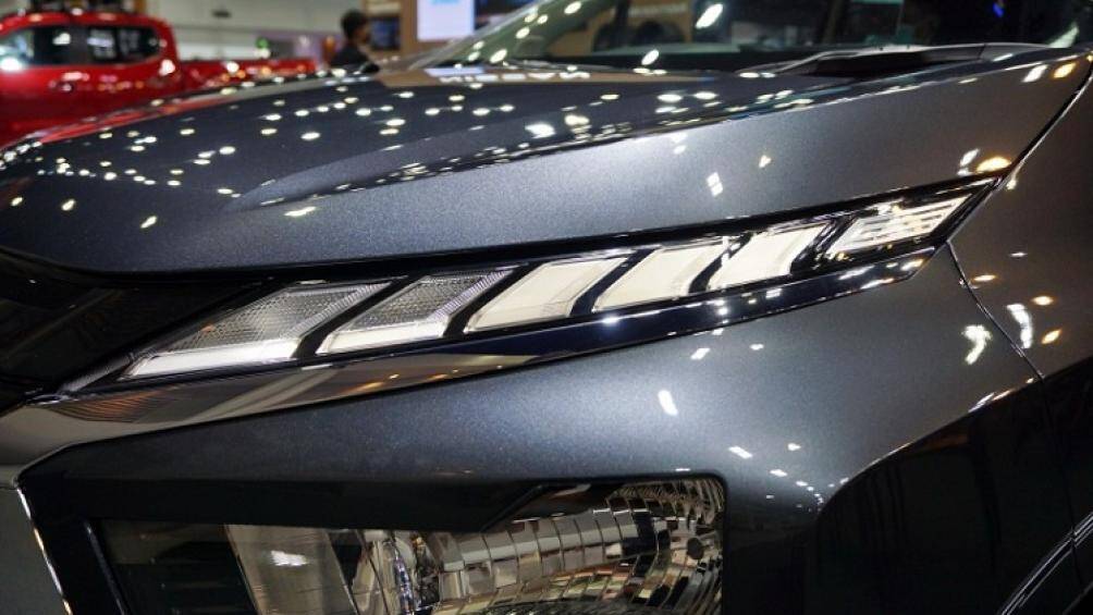 Bên ngoài, Mitsubishi Xpander 2022 đã được cải tiến về thiết kế, xe có thêm lưới tản nhiệt, đèn pha, dải đèn LED định vị ban ngày và cản trước mới