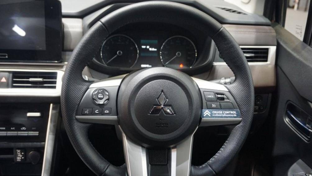 Bên trong xe, Mitsubishi Xpander 2022 có thêm mặt táp-lô và vô lăng 3 chấu tương tự Evo X. Bên cạnh đó là hệ thống điều hòa với màn hình hiển thị LCD mới