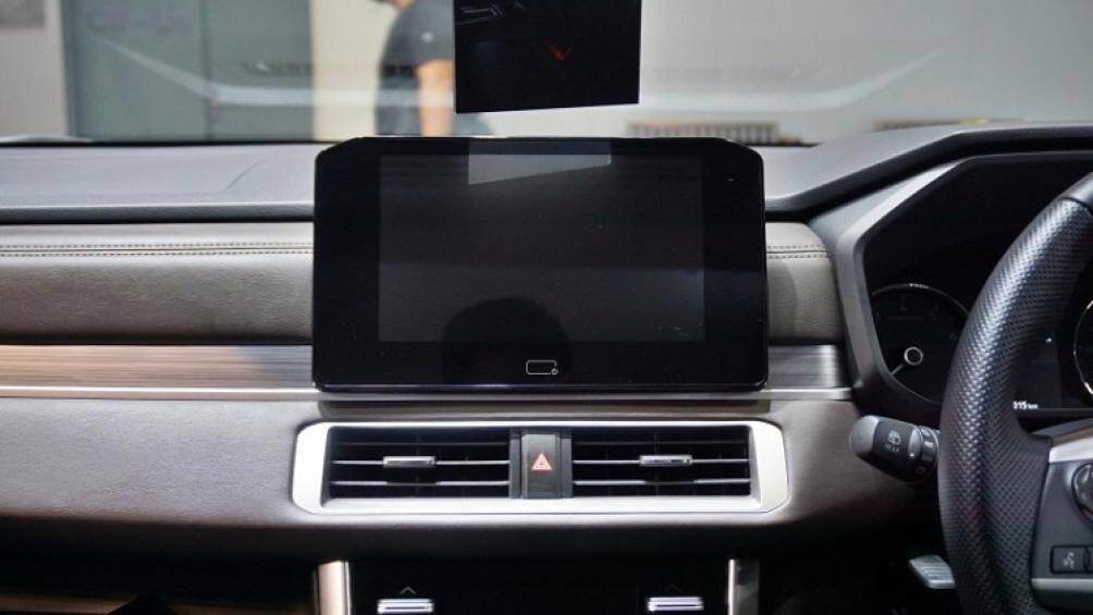 Ở hai góc mặt táp-lô giờ đây có thêm cửa gió điều hòa hình chữ nhật với viền kim loại mới, màn hình thông tin giải trí dạng cảm ứng 8 inch