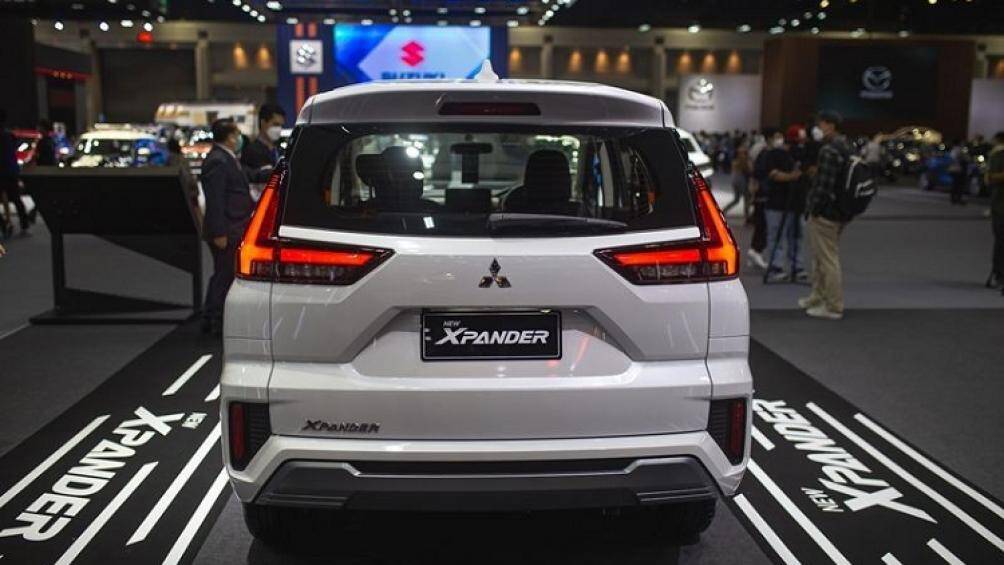 Đằng sau, Mitsubishi Xpander 2022 được trang bị cụm đèn hậu LED và đèn phanh LED mới, tấm ốp gầm màu bạc dưới cản sau và đèn phản quang nằm dọc mới