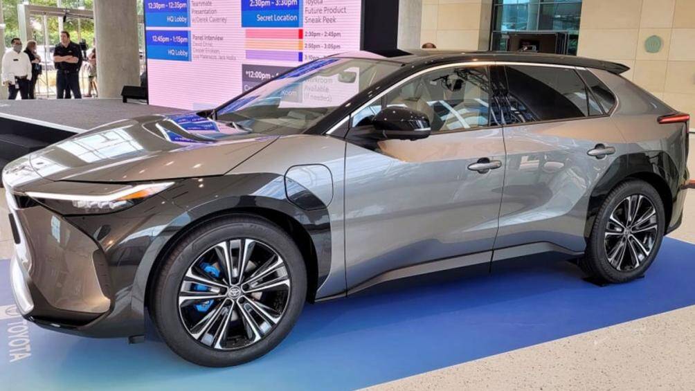 bZ4X là sản phẩm hợp tác giữa hai hãng xe Nhật Bản là Toyota và Subaru. Vì vậy, Toyota bZ4X cũng có phiên bản mang thương hiệu Subaru là Solterra