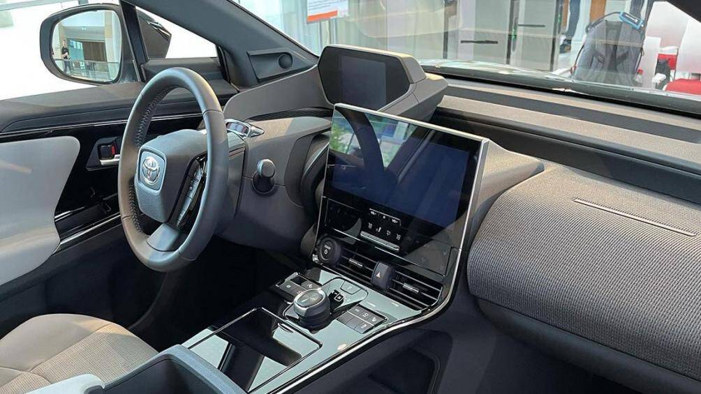 Trong đó, bản FWD sử dụng 1 mô-tơ điện nằm trên cầu trước, tạo ra công suất tối đa 201 mã lực và mô-men xoắn cực đại 265 Nm