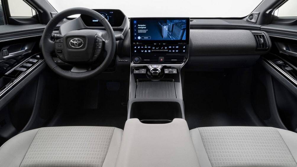 Phạm vi di chuyển của phiên bản FWD là gần 500 km và phiên bản AWD là 460 km. Người dùng có thể sạc pin bằng hệ thống sạc chậm 6,6 kW hoặc sạc nhanh 150 kW