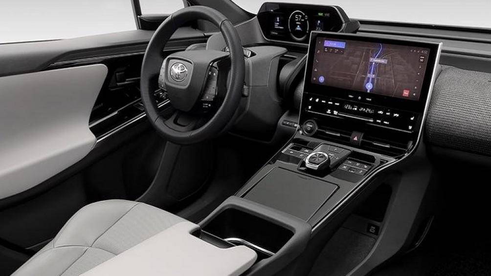 Ở phiên bản AWD, Toyota bZ4X được trang bị 2 mô-tơ điện nằm trên 2 trục, cho công suất 215 mã lực và mô-men xoắn cực đại 336 Nm