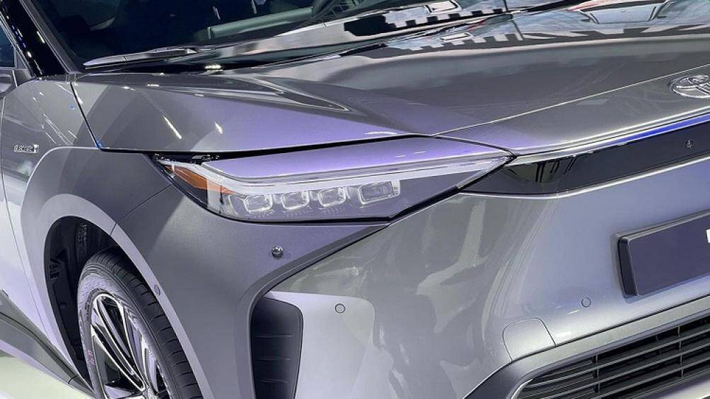 Những trang bị đáng chú ý còn lại của Toyota bZ4X bao gồm pin năng lượng mặt trời đặt trên nóc và hệ thống an toàn chủ động ADAS, bao gồm cả hệ thống hỗ trợ đỗ xe