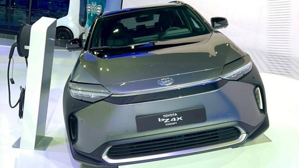 Nằm bên trong thân vỏ của Toyota bZ4X là cơ sở gầm bệ e-TNGA dành riêng cho ô tô điện. Xe có 2 phiên bản là dẫn động cầu trước FWD và dẫn động 4 bánh AWD