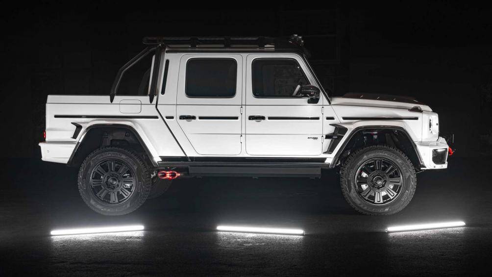 Vòm bánh xe và cửa hút gió giả trên nắp capo đều được làm từ sợi carbon. Khoảng sáng gầm của xe cao tới 49 cm