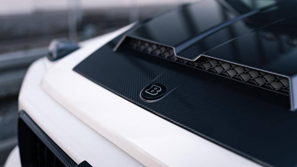 Thùng xe đi kèm cửa hậu mở sang bên. Phần thành thùng xe làm bằng sợi carbon