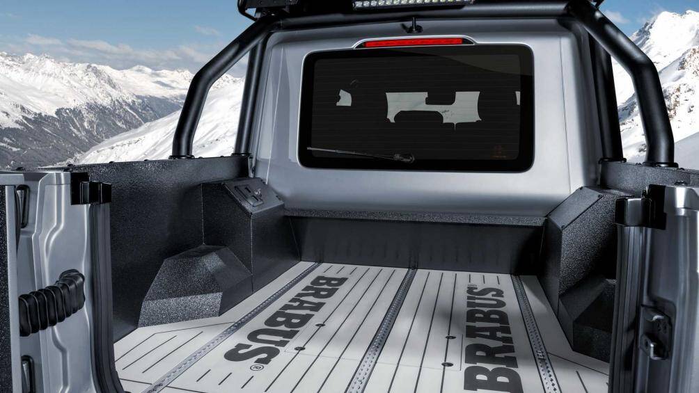 Thùng xe có phần sàn trắng làm bằng tấm thép