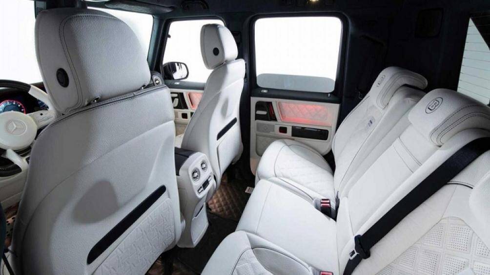 Ở bên trong cabin sử dụng chất liệu da sang trọng ở mọi vị trí, bao gồm cả phần sàn và trần xe