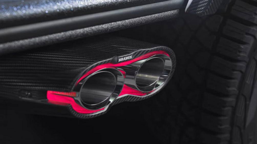 Sau khi nâng cao khoảng sáng gầm, Brabus cũng đã lắp đặt thêm bậc cửa vận hành điện tử tiện nghi hơn