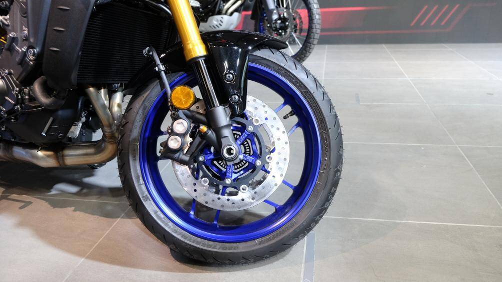 Yamaha MT-09 SP còn sở hữu nhiều công nghệ tân tiến như cảm biến gia tốc quán tính IMU 6 trục, 4 chế độ lái, 4 chế độ hỗ trợ người lái gồm hệ thống chống bó cứng phanh trong cua, hệ thống kiểm soát độ bám đường, chống bốc đầu và kiểm soát độ trượt bánh sau