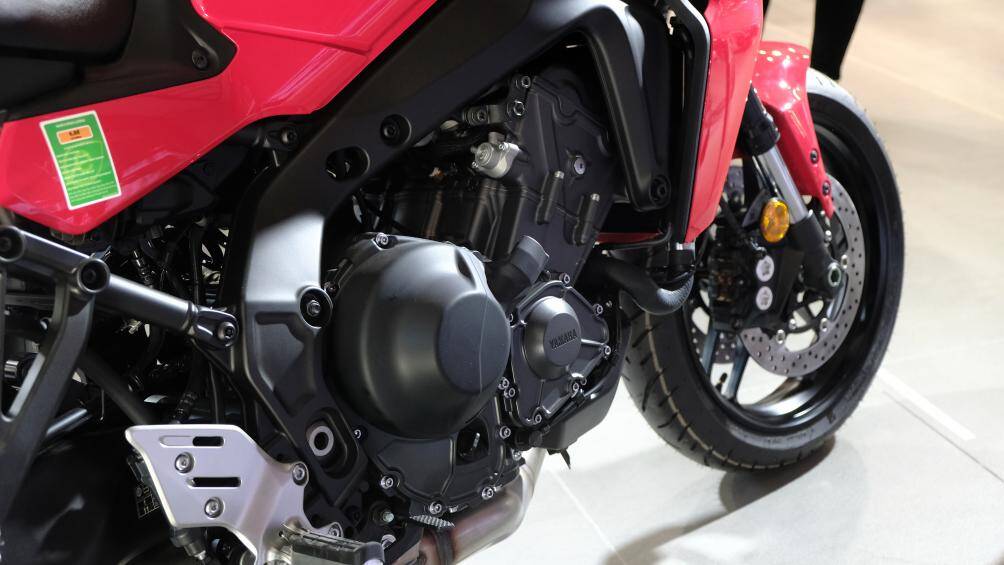 Tracer 9 có động crossplane cơ 3 xy lanh 890 cc được thiết kế lại hoàn toàn, tương tự động cơ của MT-09 và MT-09 SP