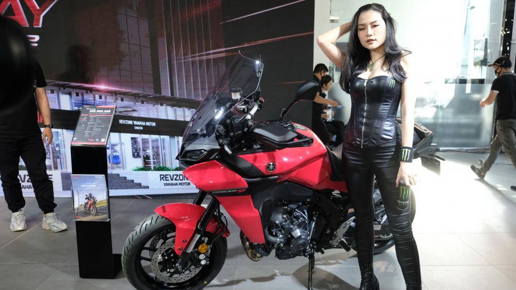 Bên cạnh Yamaha MT-09 SP, Tracer 9 có giá bán 369 triệu đồng cũng được trang bị kiểm soát hành trình. Đây là mẫu sport touring bán chạy nhất châu Âu hơn 7 năm qua của Yamaha, với hơn 60.000 xe đã được giao cho khách hàng kể từ ngày đầu ra mắt năm 2014