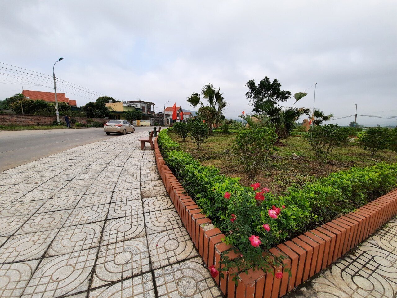 Một khuôn viên nhỏ được thiết kế rất đẹp và bố trí nhiều loại hoa tại đầu đường vào trung tâm làng Phú Ninh.