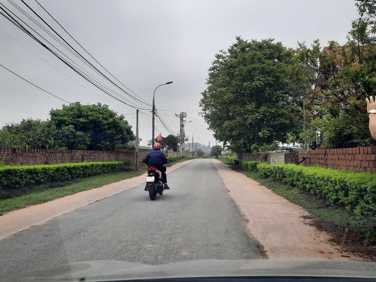 Ông Nguyễn Văn Thắng, Phó Chủ tịch UBND xã An Sinh, TX Đông Triều cho biết: Trên địa bàn xã có nhiều di tích, thắng cảnh, nhất là các điểm di tích Nhà Trần. Do vậy, thời gian gần đây, người dân các xã đã chú trọng trồng nhiều loại cây, hoa tạo cảnh quan để "níu chân" du khách trên đường thăm quan, vãn cảnh…