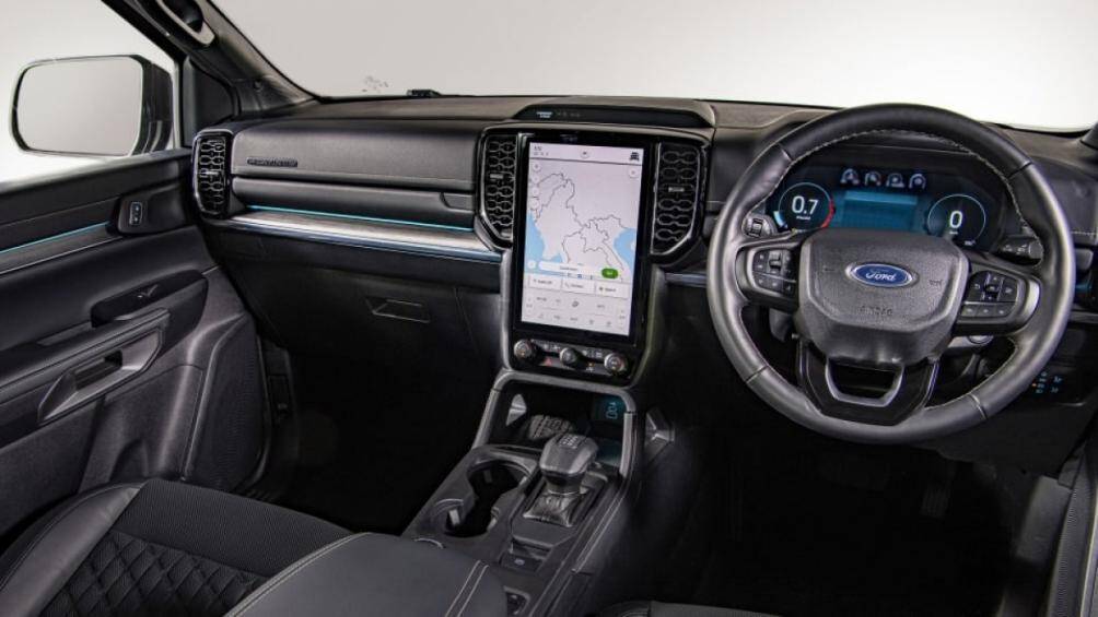 Thêm vào đó là một số tính năng mới như cần số, phanh tay điện tử, màn hình 8 inch hoặc 12,4 inch hiển thị thông tin, màn hình giải trí 10,1 inch hoặc 12 inch