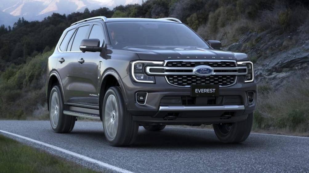Ngoại thất của Ford Everest thế hệ mới có thiết kế vuông vức và cơ bắp hơn, đầu xe sở hữu cụm đèn pha LED Matrix với đèn định vị dạng chữ C