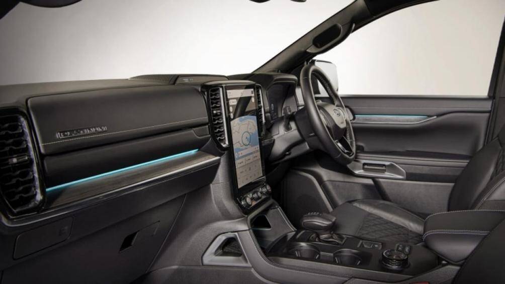 Camera 360 độ, hệ thống giải trí SYNC4, LED viền, cửa sổ trời toàn cảnh, sạc không dây, hệ thống âm thanh 8 loa và đề nổ từ xa cũng được trang bị