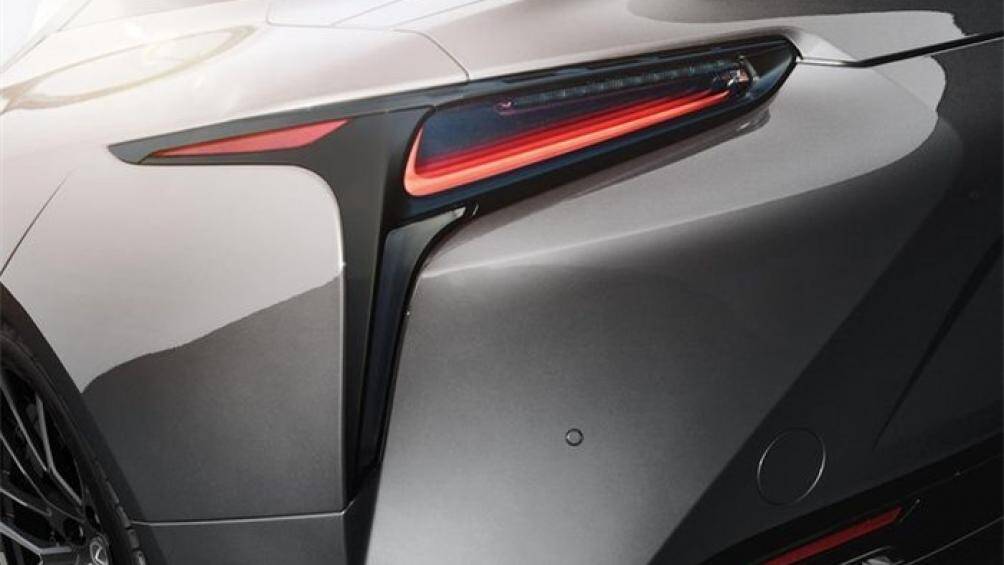 Lexus LC 500 Inspiration 2022 có ngoại thất màu bạc Iridium độc quyền, kết hợp với các chi tiết trang trí màu đen tạo điểm nhấn cho xe