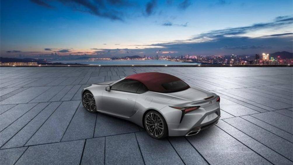 Lưới tản nhiệt, đèn pha, đèn hậu được làm tối màu. Biến thể coupe có phần mui sơn đen tương phản, trong khi bản mui trần có phần mui vải đỏ