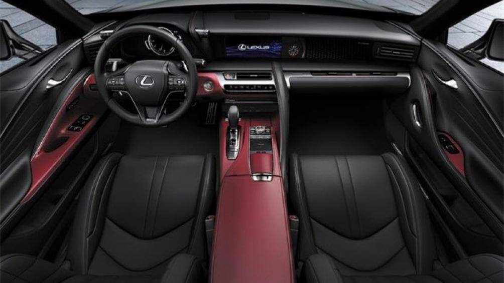 Bên trong nội thất được phối theo tone màu đen và đỏ thể thao. Huy hiệu Inspiration và số thứ tự sản xuất của xe được đặt trên bảng điều khiển trung tâm