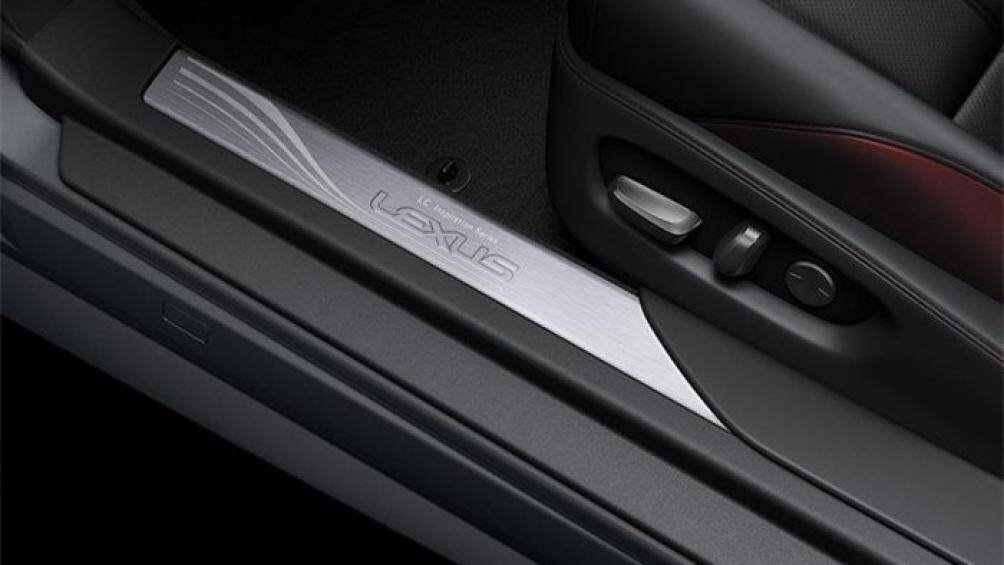 Bản mui trần còn được trang bị tính năng điều hòa đặc biệt, với hệ thống sưởi thân trên, màn hình HUD, hệ thống âm thanh Reference Surround Sound 13 loa...