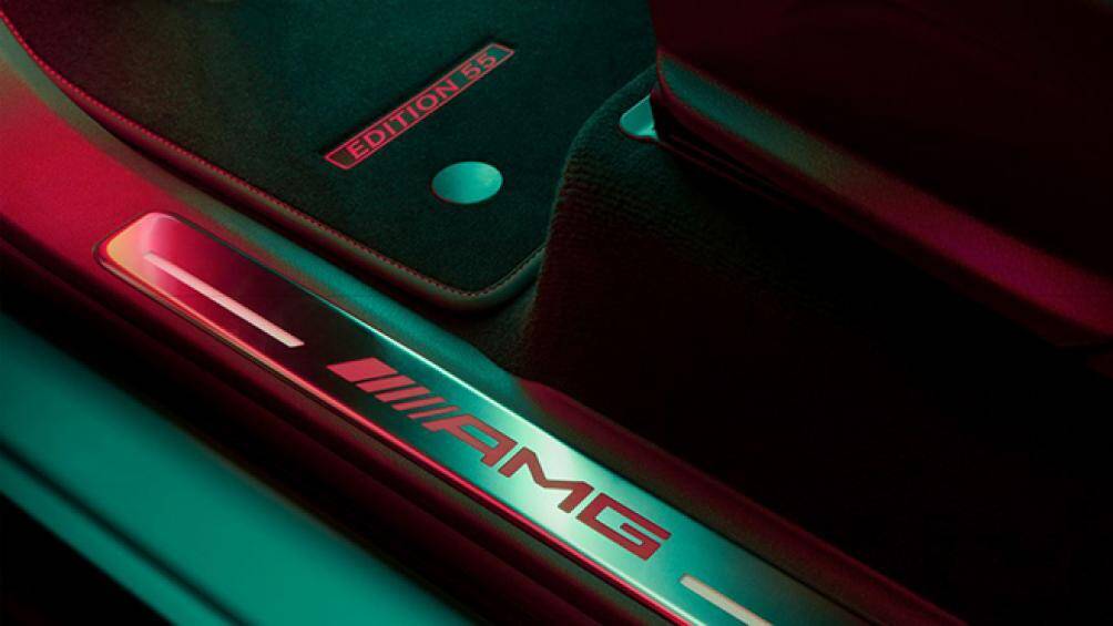 Thảm sàn của AMG màu đen, khâu thêm viền đỏ và chữ "Edition 55" nổi bật
