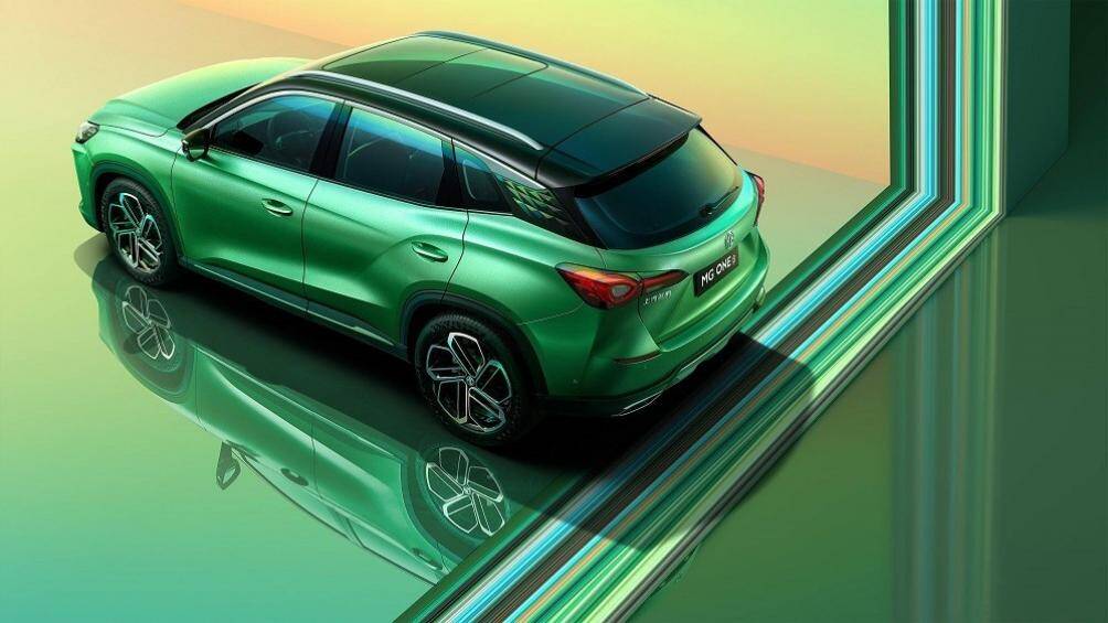 Phía sau xe là cụm đèn hậu nằm ngang, ăn sâu vào cửa cốp, 2 đầu ống xả giả mạ crôm, bộ khuếch tán gió giả dưới cản sau và cánh gió mui