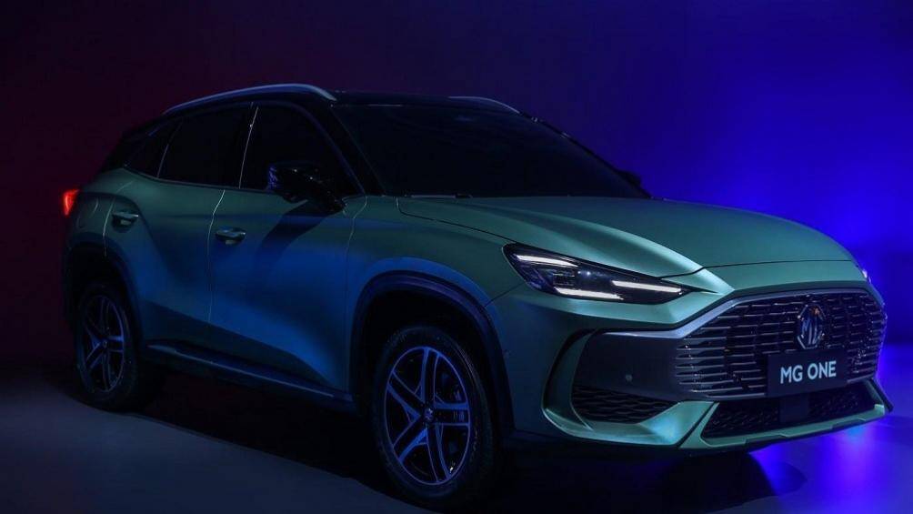 Xe được trang bị lưới tản nhiệt màu đen, kéo dài sang khe gió ở hai bên và bộ vành 5 chấu hình ngôi sao, khác với bản Alpha