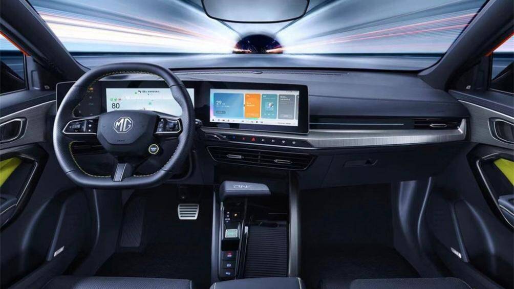 Ở bên trong, điểm nhấn nổi bật nhất là sự kết hợp của 3 màn hình khác nhau tạo nên một màn hình cong có kích thước 30 inch trên mặt táp-lô