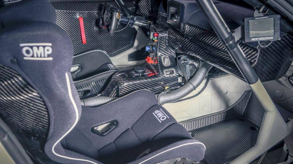 Toyota cũng đã thực hiện một số chỉnh sửa cho nội thất của chiếc xe đua bằng cách lắp ghế đua OMP mới dành riêng cho bản giới hạn
