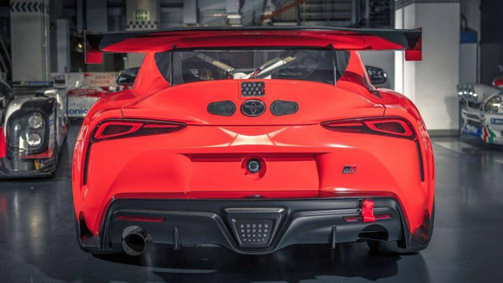 Xe cũng được trang bị bộ điều khiển điều hướng đặc biệt với logo "50 Edition" và bảng số độc đáo trên bảng điều khiển bằng sợi carbon