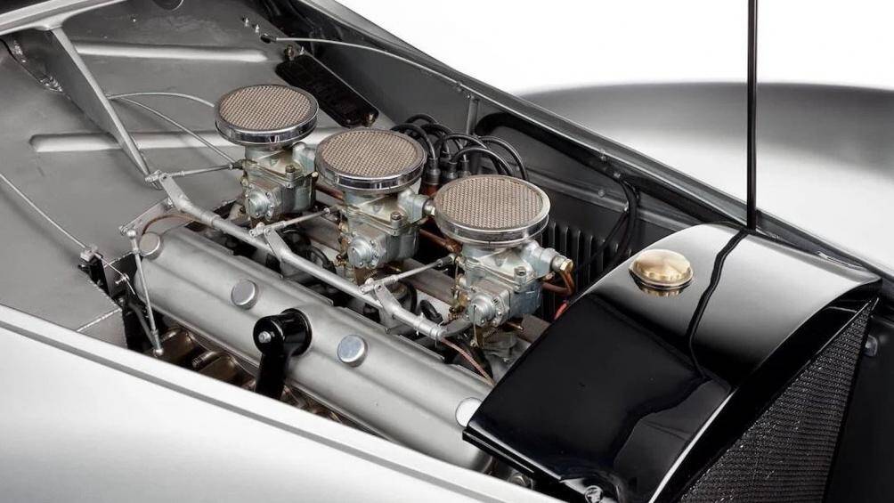 BMW 328 Superleggera được trang bị khối động cơ 6 xy-lanh thẳng hàng, dung tích 2.0 lít với khả năng sản sinh công suất khoảng 80 mã lực