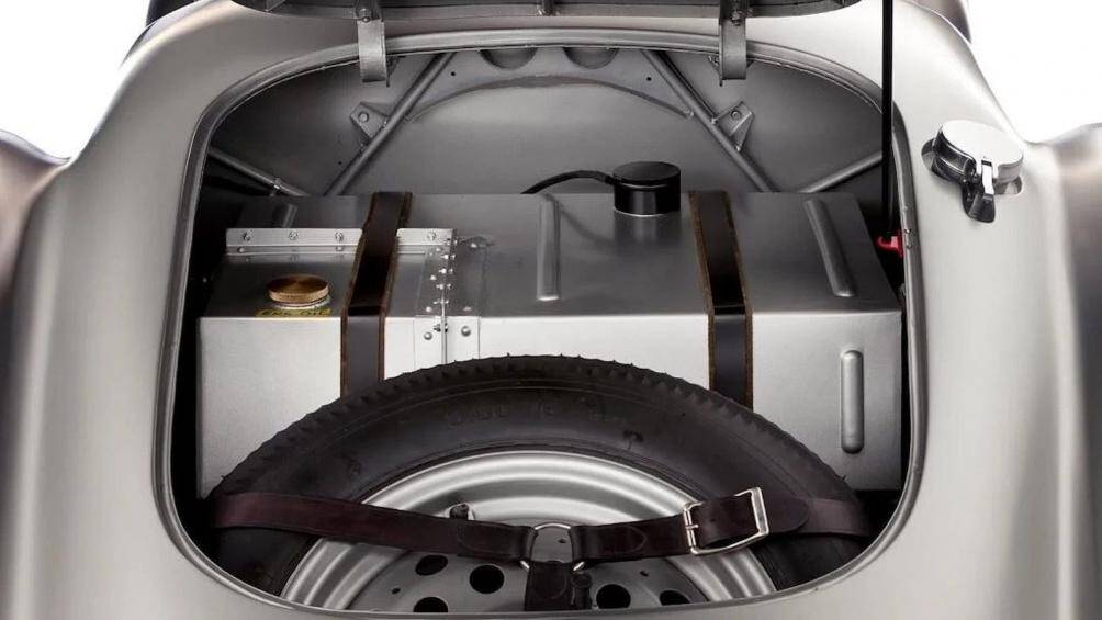 Xe có trọng lượng chỉ khoảng 780 kg, chính vì thế mà mẫu xe có thể tăng tốc từ 0 - 96 km/h chỉ trong vòng 10,5 giây