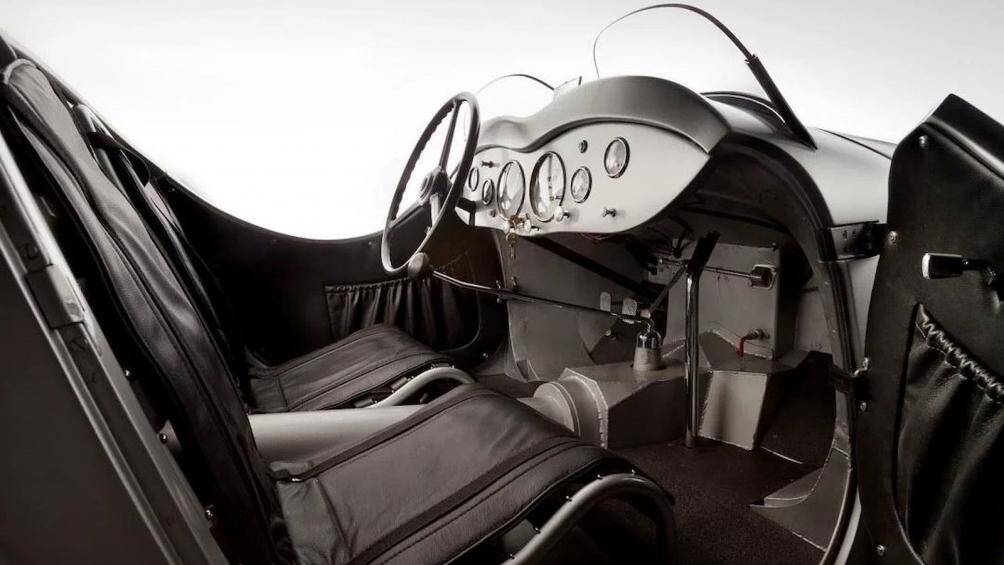 BMW 328 Superleggera sở hữu cấu hình dạng mui trần, kính lái chia hai tấm thấp, lưới tản nhiệt kép hình quả thận có thiết kế thon dài