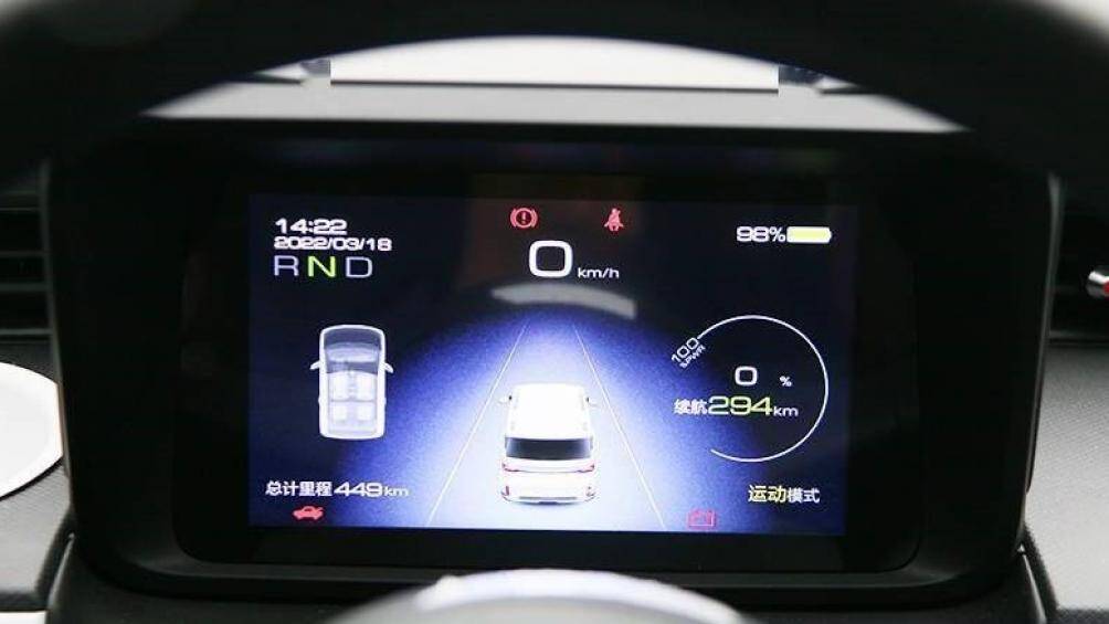 Mặt táp-lô của xe được thiết kế gọn gàng với màn hình LCD 7 inch sau vô lăng và cửa gió điều hòa kéo dài, núm xoay chuyển số