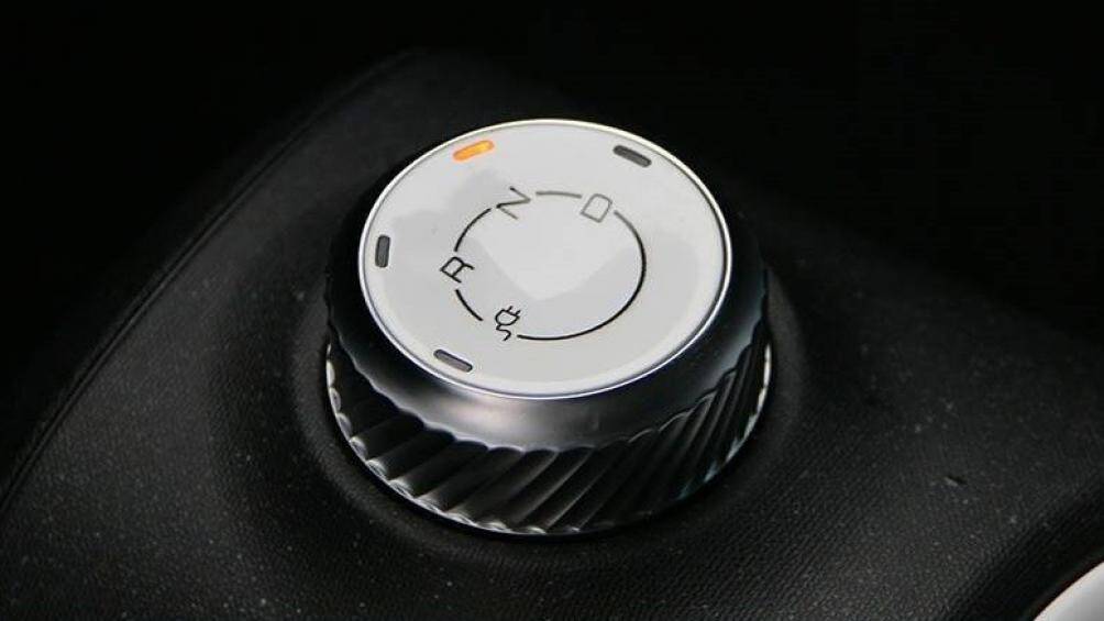 Xe dùng mô-tơ điện có công suất tối đa 40 mã lực và cụm pin LiFePO4 mới nên có thể chạy 280 km sau khi sạc đầy pin